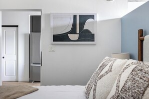 Desk, iron/ironing board, WiFi, bed sheets - Landing | Chic Studio in Central City (Salt Lake City)