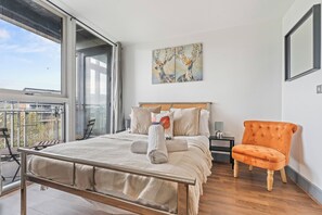 2 bedrooms, iron/ironing board, WiFi, bed sheets - Stylish 3BR City Centre Apt | Walk to Bullring | Fast WiFi + Free Parking (Birmingham)
