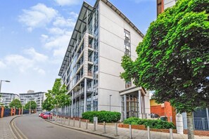 Exterior - Stylish 3BR City Centre Apt | Walk to Bullring | Fast WiFi + Free Parking (Birmingham)