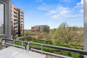 Property grounds - Stylish 3BR City Centre Apt | Walk to Bullring | Fast WiFi + Free Parking (Birmingham)