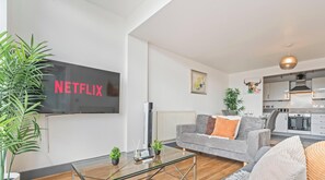 Smart TV - Stylish 3BR City Centre Apt | Walk to Bullring | Fast WiFi + Free Parking (Birmingham)