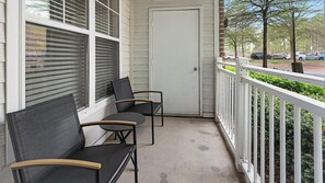 Terrace/patio - Landing | Amazing 1BD, Gym, Courtyard (Columbia)