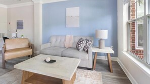 Smart TV - Landing | Amazing 1BD, Courtyard, Gym (Columbia)
