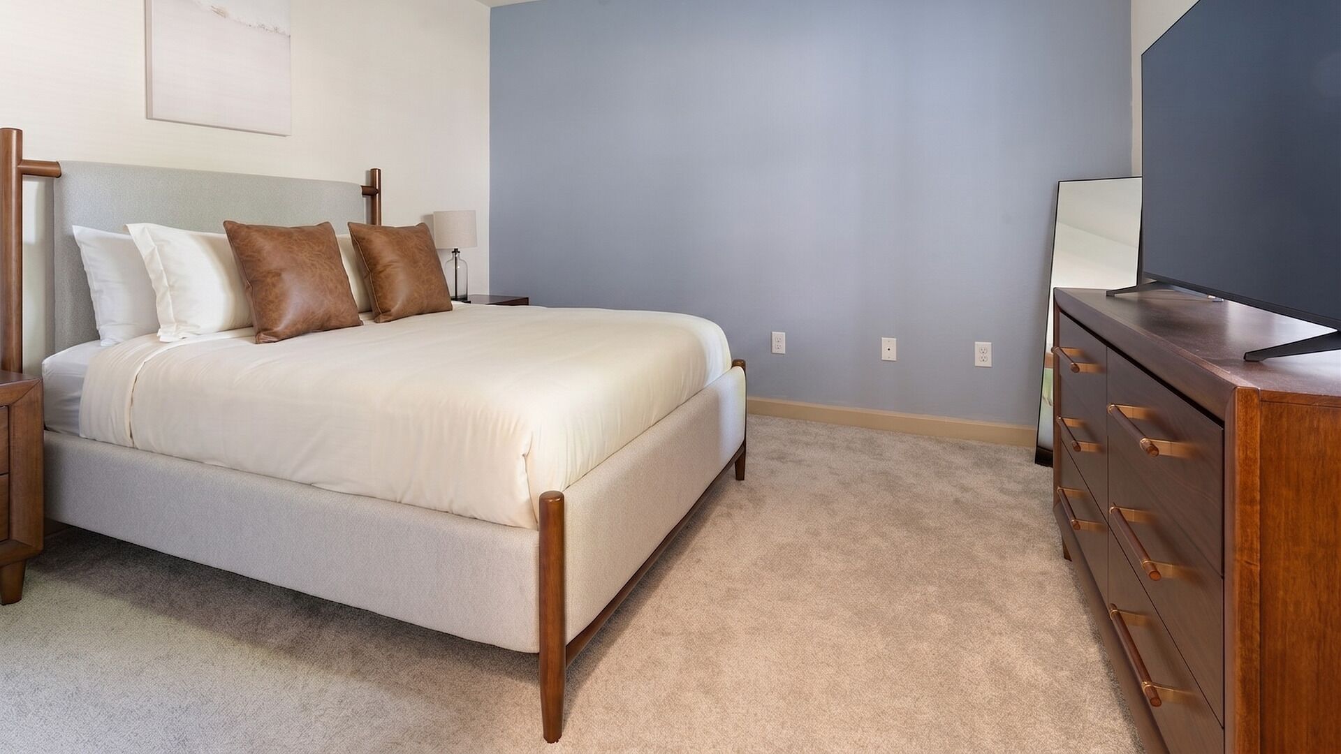 Desk, iron/ironing board, WiFi, bed sheets