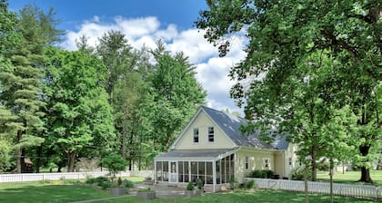 Spacious 4-bedroom home in Clarksville IN. accommodates 16. gourmet kitchen.