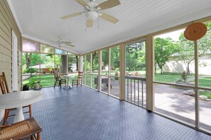 Outdoor dining - Spacious 4-bedroom home in  Clarksville IN City Convenience meets Country Charm (Clarksville)