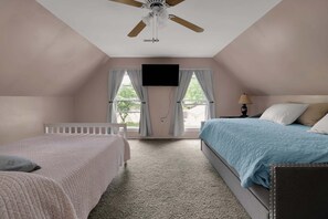 4 bedrooms, in-room safe, iron/ironing board, WiFi - Spacious 4-bedroom home in  Clarksville IN City Convenience meets Country Charm (Clarksville)
