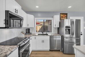 Private kitchen - Merry Melly, The Midtown Charmer! Close to Midtown, downtown, freeway, airport (Reno)