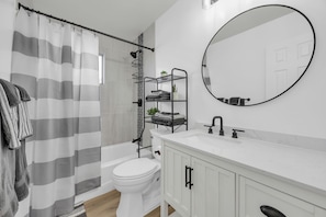 Secadora de cabello, toallas, jabón, papel de baño