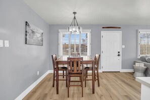 Dining - Merry Melly, The Midtown Charmer! Close to Midtown, downtown, freeway, airport (Reno)