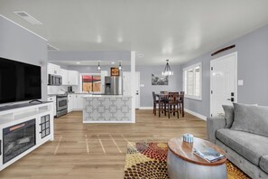 Living area - Merry Melly, The Midtown Charmer! Close to Midtown, downtown, freeway, airport (Reno)