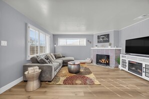Living area - Merry Melly, The Midtown Charmer! Close to Midtown, downtown, freeway, airport (Reno)