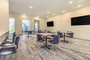 Dining - Landing | Stylish 1BD in Grand Prairie (Grand Prairie)