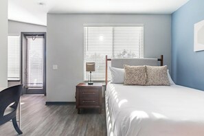 1 bedroom, desk, iron/ironing board, WiFi - Landing | Stunning 1BD, Game Room, Pool (Bellview)