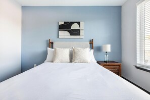 1 dormitorio, escritorio, tabla de planchar con plancha y wifi