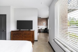 1 bedroom, desk, iron/ironing board, WiFi - Landing | Stunning 1BD, Yoga Studio, Gym (Bellview)