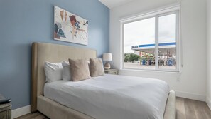 1 bedroom, desk, iron/ironing board, WiFi - Landing | Chic 1BD, Gym (Austin)