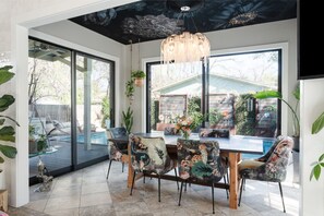 Dining - Inn Cahoots - Hollywood Ave Retreat Home (Austin)