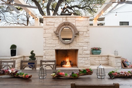 Terrace/patio. Inn Cahoots - Hollywood Ave Retreat Home