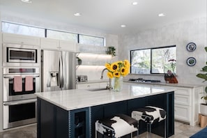 Private kitchen - Inn Cahoots - Hollywood Ave Retreat Home (Austin)