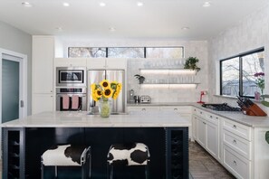 Fridge, microwave, oven, stovetop - Inn Cahoots - Hollywood Ave Retreat Home (Austin)