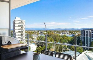 Outdoor dining - The Retreat at Surfers (Surfers Paradise)