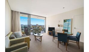 Living area - The Retreat at Surfers (Surfers Paradise)