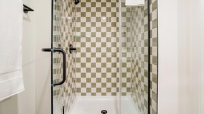 Bathroom - Landing | Chic Studio in Lincoln Park (Chicago)