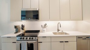 Fridge, dining tables - Landing | Chic Studio in Lincoln Park (Chicago)