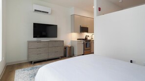 Desk, iron/ironing board, WiFi, bed sheets - Landing | Chic Studio in Lincoln Park (Chicago)