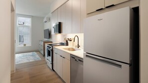 Fridge, dining tables - Landing | Chic Studio in Lincoln Park (Chicago)