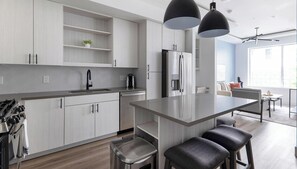 Refrigerador y comedor 