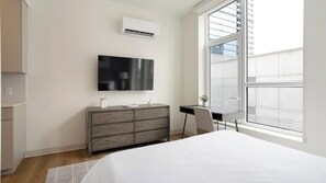Desk, iron/ironing board, WiFi, bed sheets - Landing | Modern Studio in Lincoln Park (Chicago)