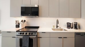 Fridge, dining tables - Landing | Beautiful Studio in Lincoln Park (Chicago)