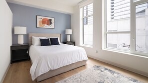 Desk, iron/ironing board, WiFi, bed sheets - Landing | Beautiful Studio in Lincoln Park (Chicago)