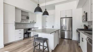 Refrigerador y comedor 