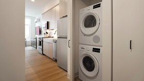 Una cocina moderna con electrodomésticos integrados, lavavajillas y lavadora.