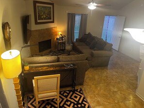 TV, fireplace - PRIVATE SPACIOUS AND COZY 3-bedroom house in charming Channelview relaxing stays (Channelview)