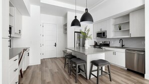 Réfrigérateur, tables à manger