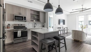 Réfrigérateur, tables à manger