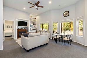 Smart TV, fireplace