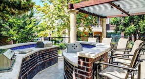 Outdoor dining - Landing | Beautiful 1BD, Gym (Austin)