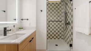 Bathroom - Landing | Spectacular 1BD in Lincoln Park (Chicago)