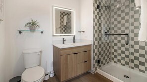 Bathroom - Landing | Beautiful 1BD in Lincoln Park (Chicago)