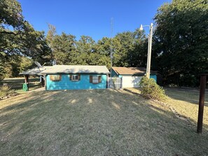 Property grounds - Cozy Lake Cabin (Kingston)