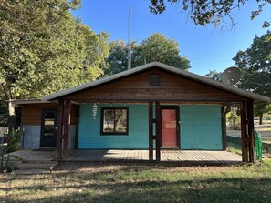 Exterior - Cozy Lake Cabin (Kingston)