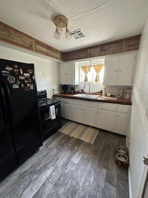 Private kitchen - Cozy Lake Cabin (Kingston)