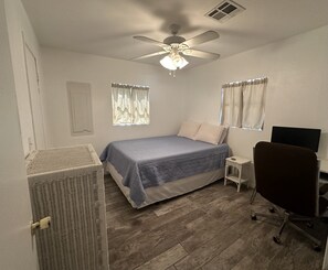 Room - Cozy Lake Cabin (Kingston)