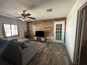 Living area - Cozy Lake Cabin (Kingston)