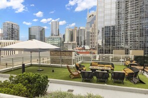 Outdoor dining - Nashville Skyline Escape | Upscale Stay w/Modern Amenities Near Local Attraction (Nashville)